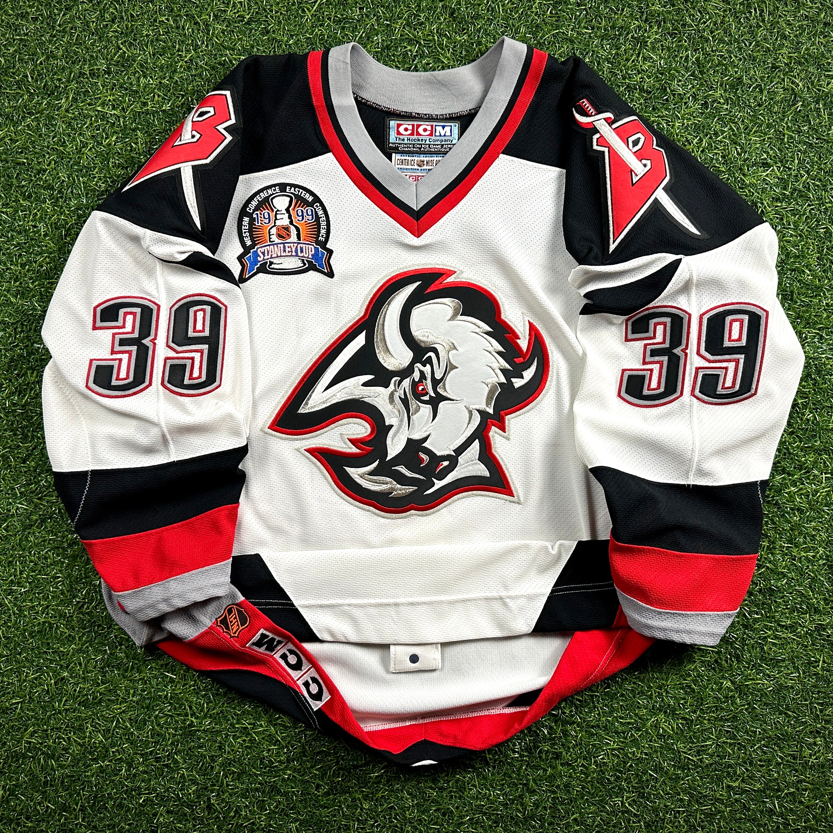 1998/99 CCM NHL Center Ice Authentic Jersey Buffalo Sabres Dominik Hasek 56 SCF